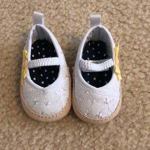 Newborn shoes white with yellow bow